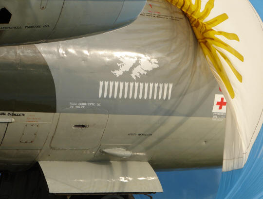 Detalle del Bae Canberra B-102 cubierto por la bandera argentina.